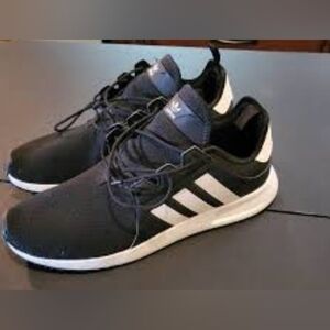 Men's Adidas shoes black and good condition size six and a half